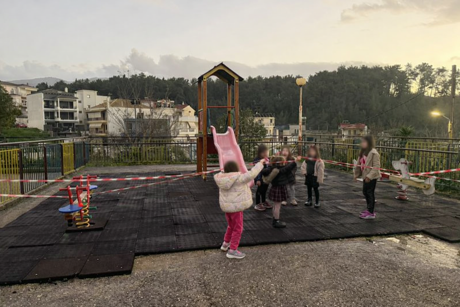 Ηγουμενίτσα: Με κορδέλες, εκτός λειτουργίας ο προαύλειος χώρος νηπιαγωγείου