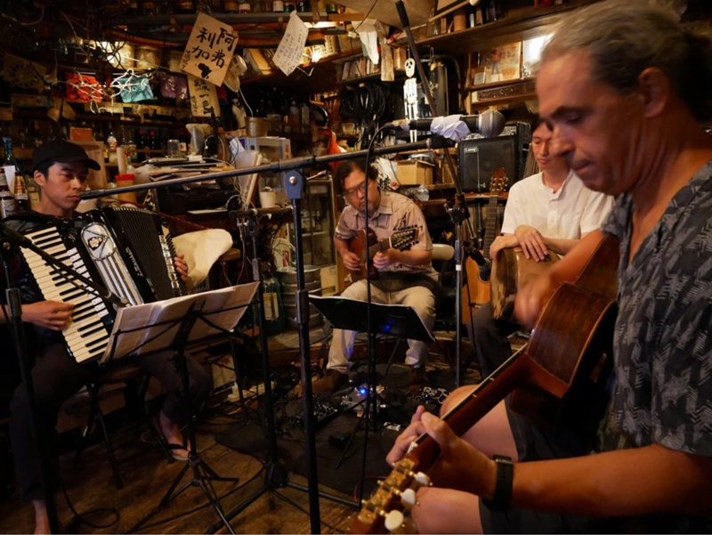 Οι «Άπω Ιωνία» παίζουν παραδοσιακή μουσική και ρεμπέτικα στο Τόκιο