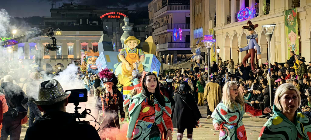 Live η νυχτερινή ποδαράτη παρέλαση στην Πάτρα – Πάνω από 50.000 καρναβαλιστές στους δρόμους