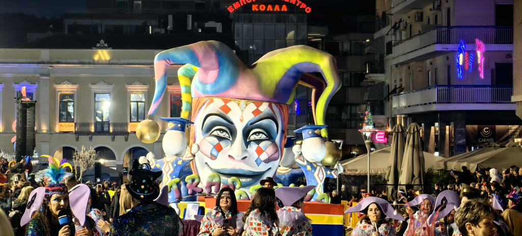 Live η νυχτερινή ποδαράτη παρέλαση στην Πάτρα – Πάνω από 50.000 καρναβαλιστές στους δρόμους