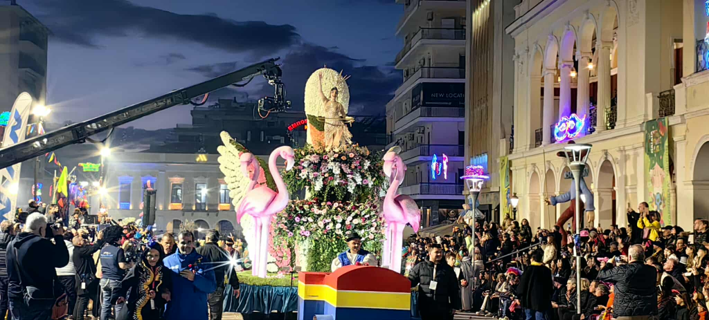 Live η νυχτερινή ποδαράτη παρέλαση στην Πάτρα – Πάνω από 50.000 καρναβαλιστές στους δρόμους