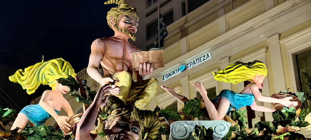 Live η νυχτερινή ποδαράτη παρέλαση στην Πάτρα – Πάνω από 50.000 καρναβαλιστές στους δρόμους