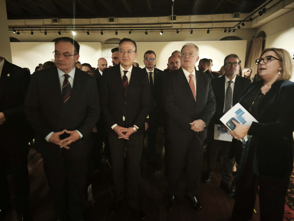 Ο Κ. Τασούλας εγκαινίασε την έκθεση «Διαχρονικές Υφές» στα Ιωάννινα: «Ένα οδοιπορικό διαρκούς έμπνευσης»