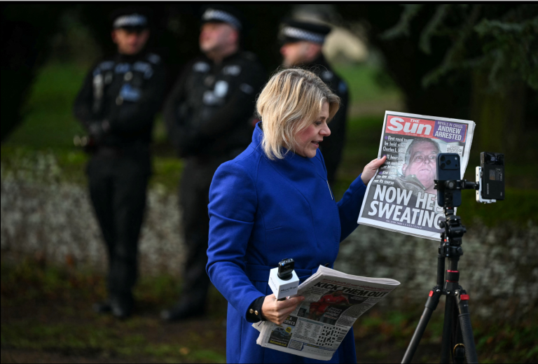 «Έκθεμα» στο Λούβρο η ταπεινωτική φωτογραφία του Αντριου – Δίπλα στη Μόνα Λίζα η “mugshot” του έκπτωτου Βρετανού πρίγκιπα