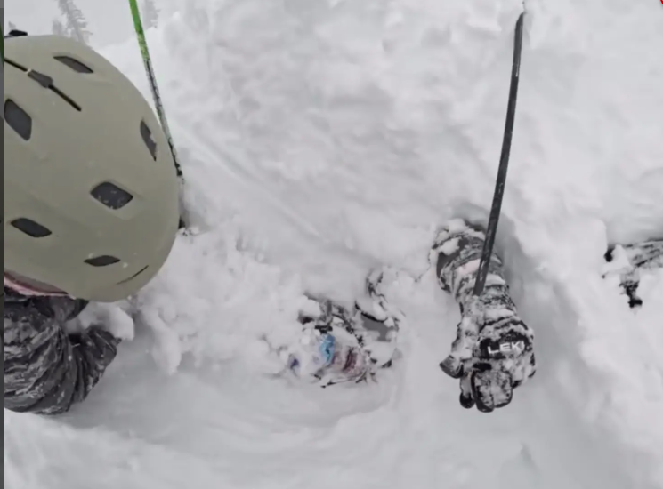 Βίντεο με τη δραματική διάσωση σκιέρ που καταπλακώθηκε από χιονοστιβάδα – Τον απεγκλώβισαν με τα χέρια