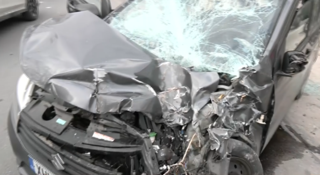 Τροχαίο στη Λ. Θηβών: Φορτηγό προσέκρουσε σε σταθμευμένα οχήματα και μηχανάκια – Τρεις τραυματίες