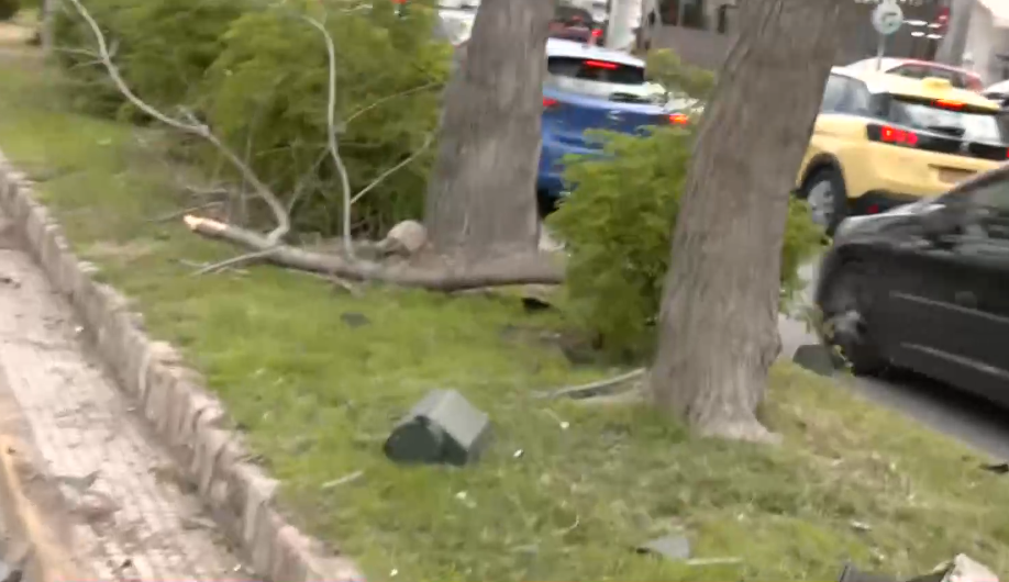 Τροχαίο στη Λ. Θηβών: Φορτηγό προσέκρουσε σε σταθμευμένα οχήματα και μηχανάκια – Τρεις τραυματίες