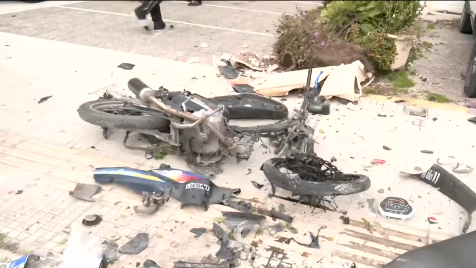 Τροχαίο στη Λ. Θηβών: Φορτηγό προσέκρουσε σε σταθμευμένα οχήματα και μηχανάκια – Τρεις τραυματίες