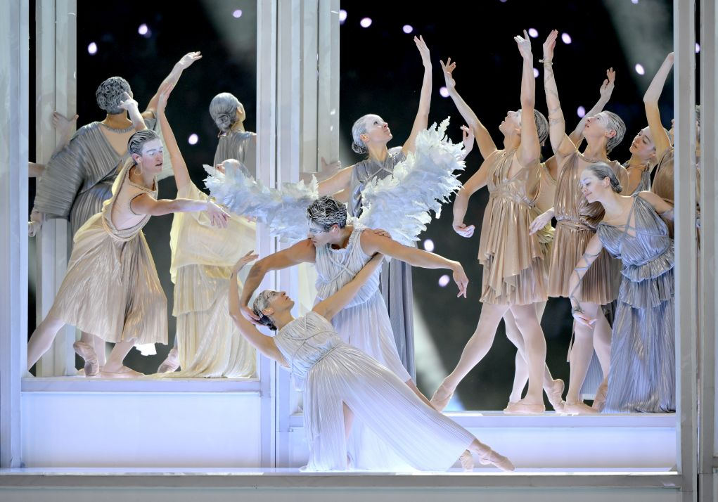 Χειμερινοί Ολυμπιακοί Αγώνες: Όσα έγιναν στην τελετή έναρξης – Η Κάρεϊ, ο Μποτσέλι, ο φόρος τιμής στον Αρμάνι και οι διαδηλωτές