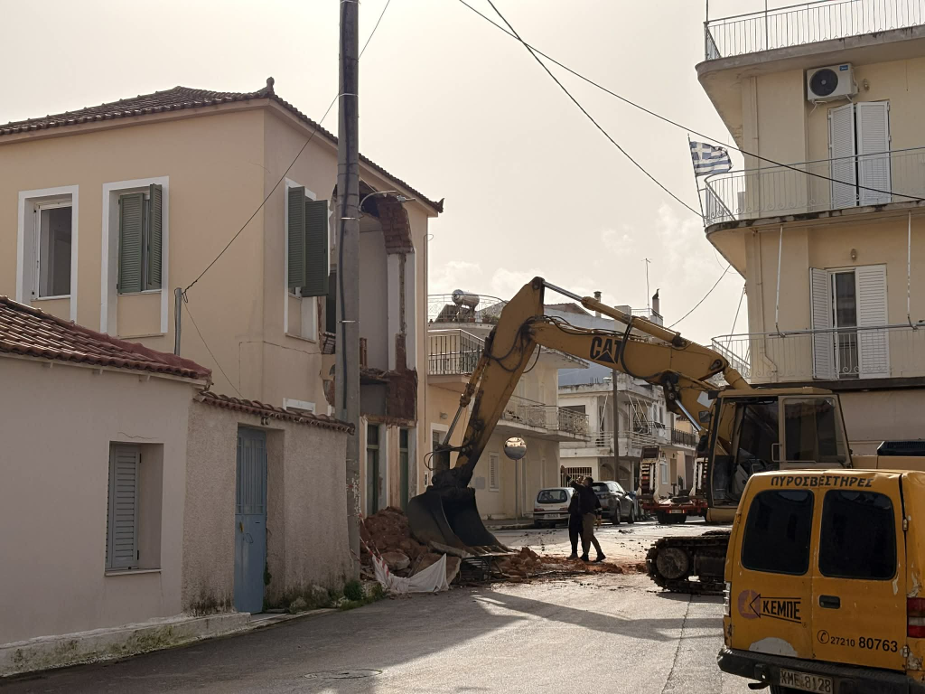 Μεσσηνία: Κατέρρευσε τοίχος πλίνθινης οικίας στη Μεσσήνη – Στα όριά τους ποταμοί και υποδομές από την κακοκαιρία