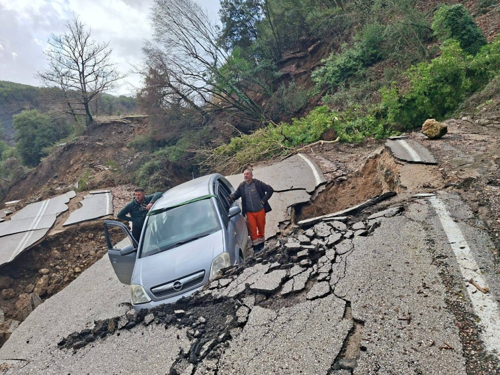 Σφοδρή κακοκαιρία σαρώνει τη χώρα: Κατολισθήσεις, πλημμύρες σε Πρέβεζα, Κέρκυρα, Τρίπολη, Λέσβο – 112 σε Χίο, Σέριφο, θυελλώδεις νοτιάδες στο Αιγαίο