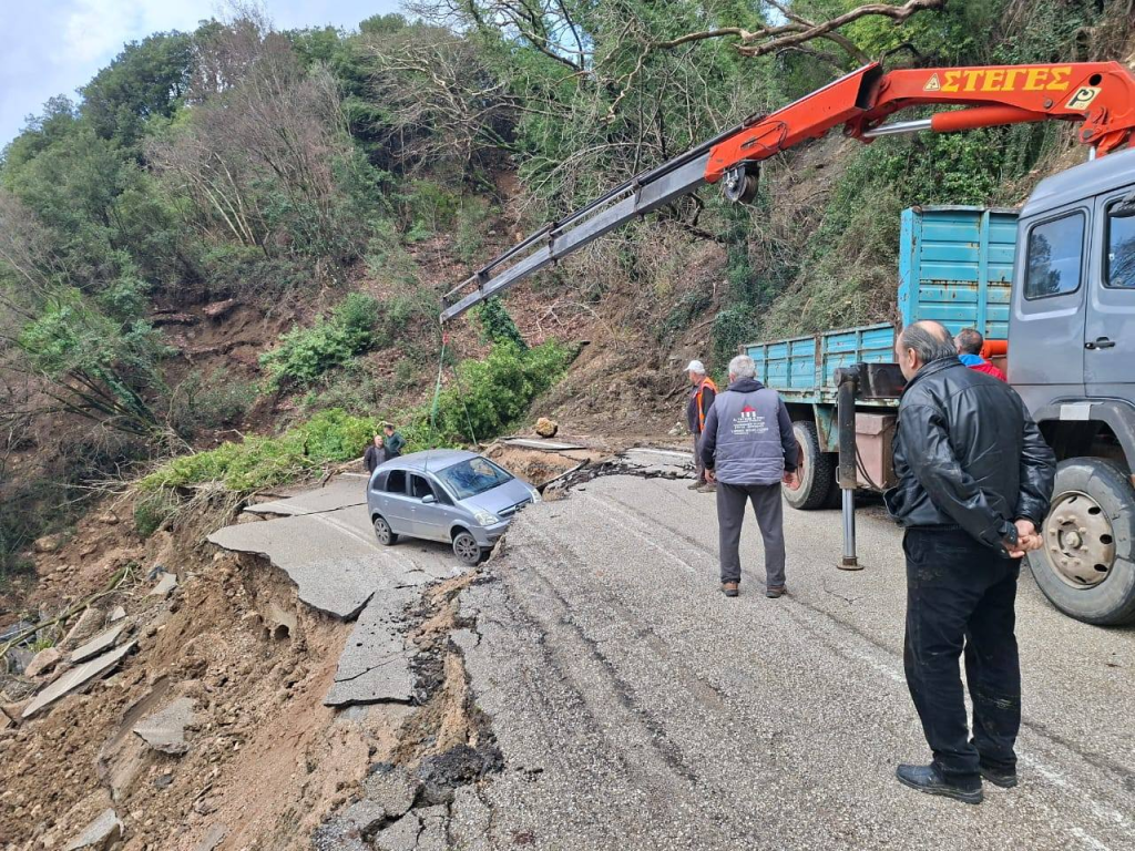 Σφοδρή κακοκαιρία σαρώνει τη χώρα: Κατολισθήσεις, πλημμύρες σε Πρέβεζα, Κέρκυρα, Τρίπολη, Λέσβο – 112 σε Χίο, Σέριφο, θυελλώδεις νοτιάδες στο Αιγαίο