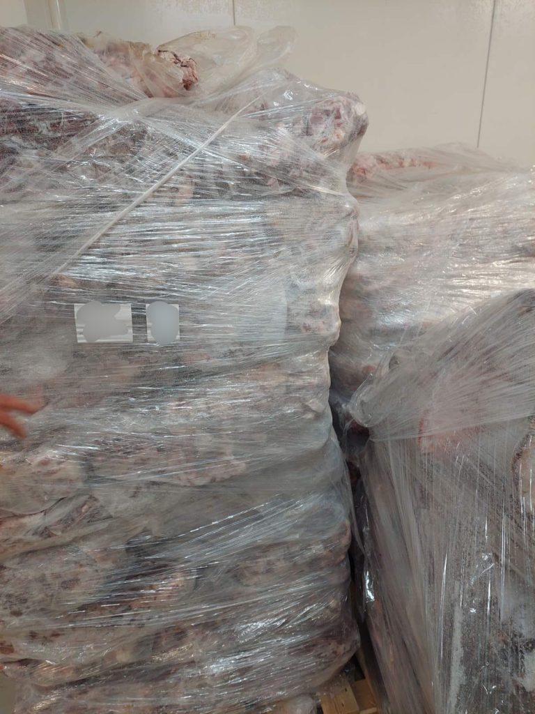 Τσικνοπέμπτη με κατάσχεση «μαμούθ» στο Καπανδρίτι: Στα δίχτυα της Περιφέρειας Αττικής 4,8 τόνοι ληγμένου κρέατος