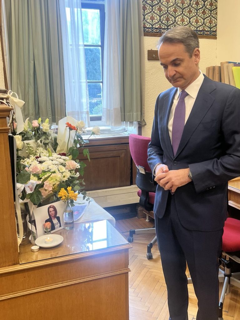 Βουλή: Ο Κ. Μητσοτάκης άφησε ένα λευκό τριαντάφυλλο στο γραφείο της δημοσιογράφου Αντιγόνης Πανέλλη που έφυγε από τη ζωή
