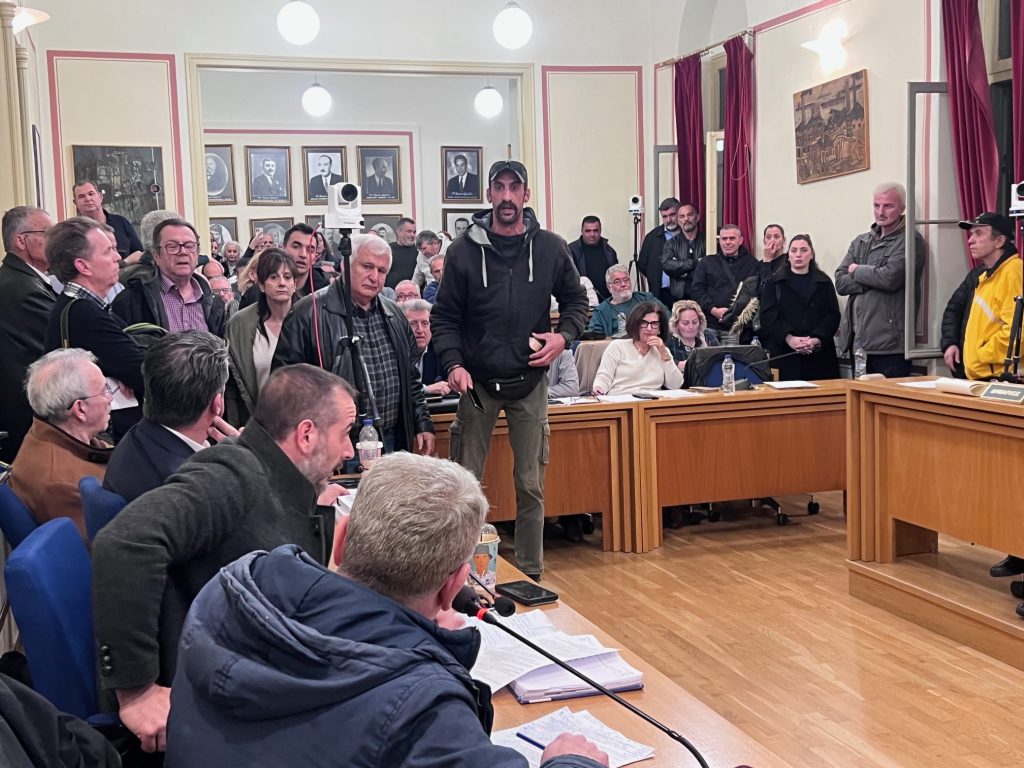 Καλαμάτα: Παρουσία κατοίκων του Ταϋγέτου η συνεδρίαση του Δημοτικού Συμβουλίου – Ζητούν ουσιαστικές λύσεις και όχι «μπαλώματα»