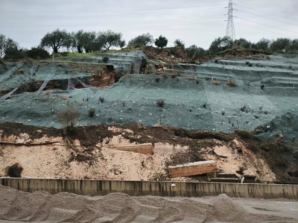 Κλειστή παραμένει η Ιόνια Οδός στο ύψος της Συκούλας, μετά την κατολίσθηση που σημειώθηκε το πρωί της Δευτέρας