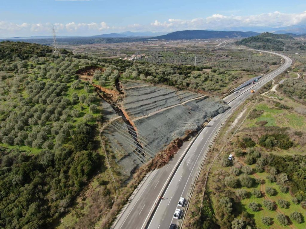 Κατολίσθηση στην Ιόνια οδό – Κλειστά και τα δύο ρεύματα κυκλοφορίας