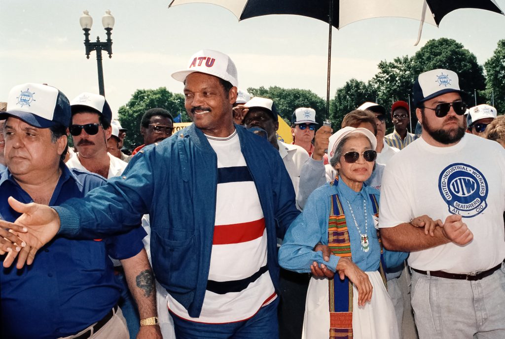 Τζέσε Τζάκσον: Ποιος ήταν ο εμβληματικός υπερασπιστής των ανθρωπίνων δικαιωμάτων που γεννήθηκε με υψωμένη γροθιά και άνοιξε τον δρόμο στον Μπαράκ Ομπάμα