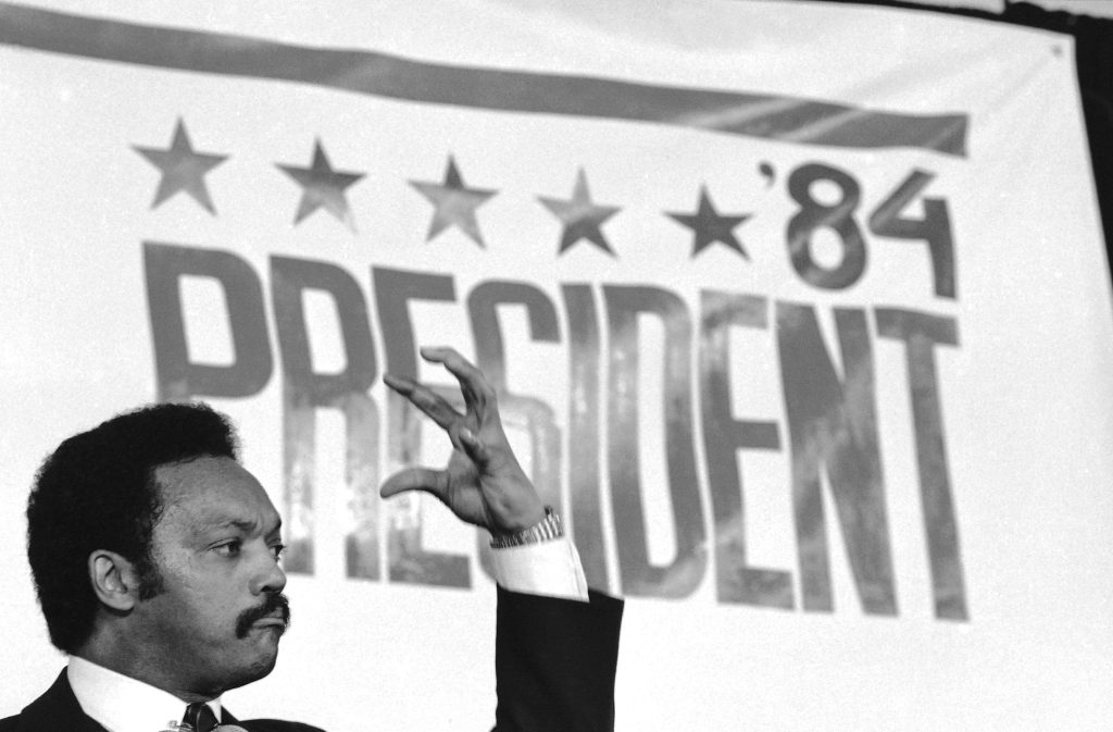 Τζέσε Τζάκσον: Ποιος ήταν ο εμβληματικός υπερασπιστής των ανθρωπίνων δικαιωμάτων που γεννήθηκε με υψωμένη γροθιά και άνοιξε τον δρόμο στον Μπαράκ Ομπάμα