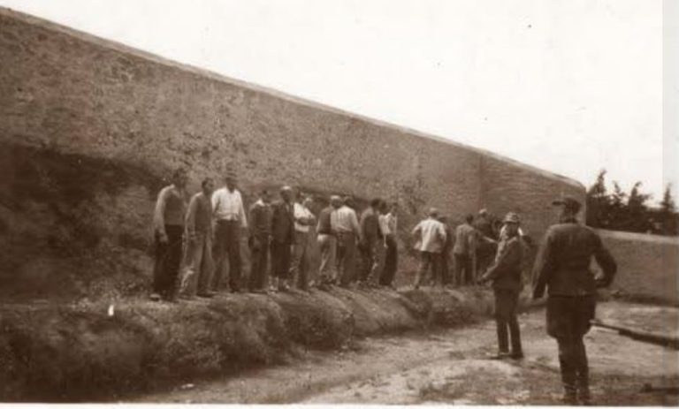 Guardian: Αφιέρωμα στους 200 της Καισαριανής – «Τώρα μπορούμε να δούμε το θάρρος τους»