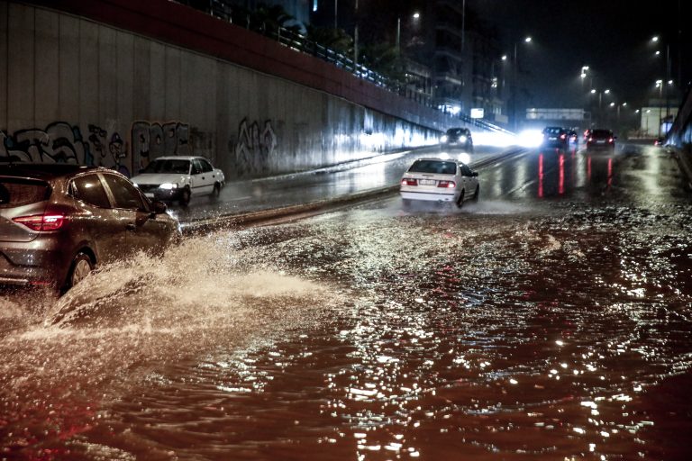 Καιρός: Βροχές και καταιγίδες μέχρι το μεσημέρι του Σαββάτου – Βελτίωση την Καθαρά Δευτέρα