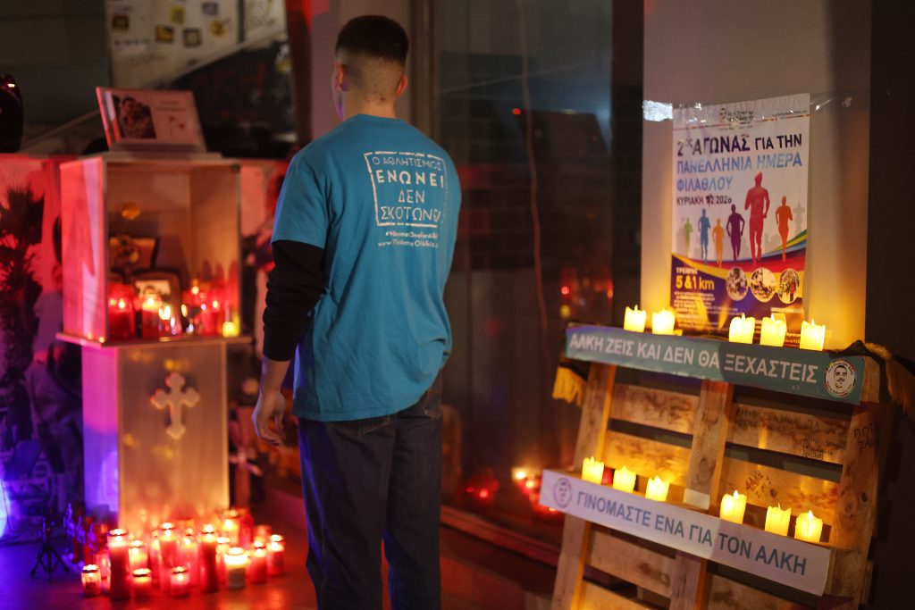 Αρ. Καμπανός στο ΕΡΤnews: Οι δύσκολες στιγμές πρέπει να μας ενώνουν – Το μήνυμα του πατέρα του Άλκη τέσσερα χρόνια μετά τη δολοφονία του