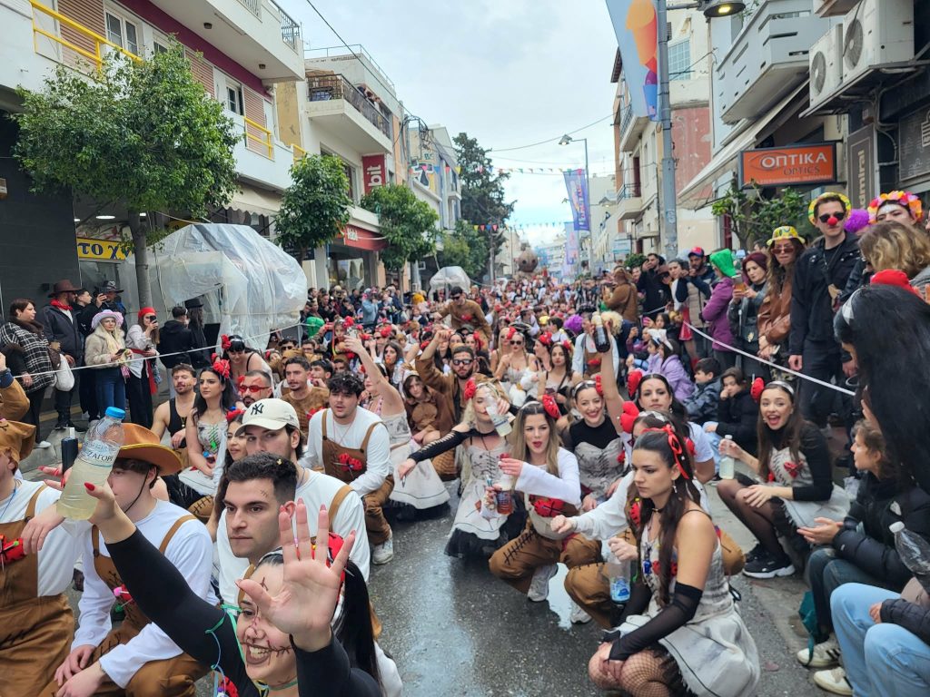 Ρεθεμνιώτικο καρναβάλι: Υπό βροχή αλλά με μεγάλη συμμετοχή η παρέλαση