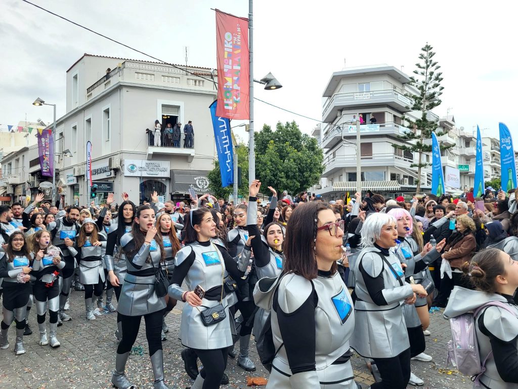 Ρεθεμνιώτικο καρναβάλι: Υπό βροχή αλλά με μεγάλη συμμετοχή η παρέλαση