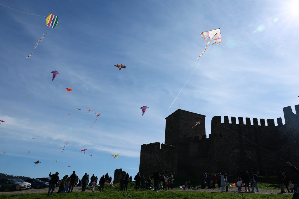 Κούλουμα στη Θεσσαλονίκη με το πέταγμα χαρταετού – Εντυπωσιακές εικόνες από τον «πολύχρωμο» ουρανό της πόλης