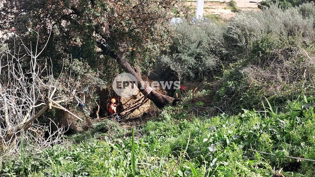 Κατάκολο: Σε εξέλιξη οι εργασίες στερέωσης του βράχου που είχε αποκολληθεί