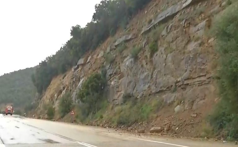 Κλειστή η παλαιά Εθνική Οδός Άρτας – Αμφιλοχίας λόγω νέας κατολίσθησης – Αποκομμένη οδικώς η Ήπειρος