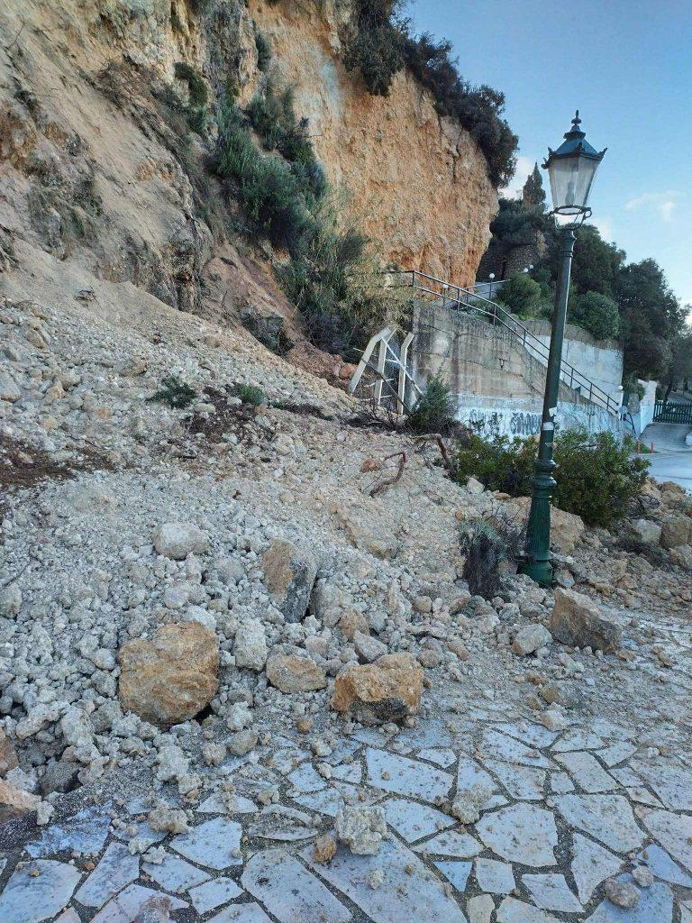 Κέρκυρα: Κατολίσθηση στην Παλαιοκαστρίτσα – Κλειστός παραμένει ο δρόμος