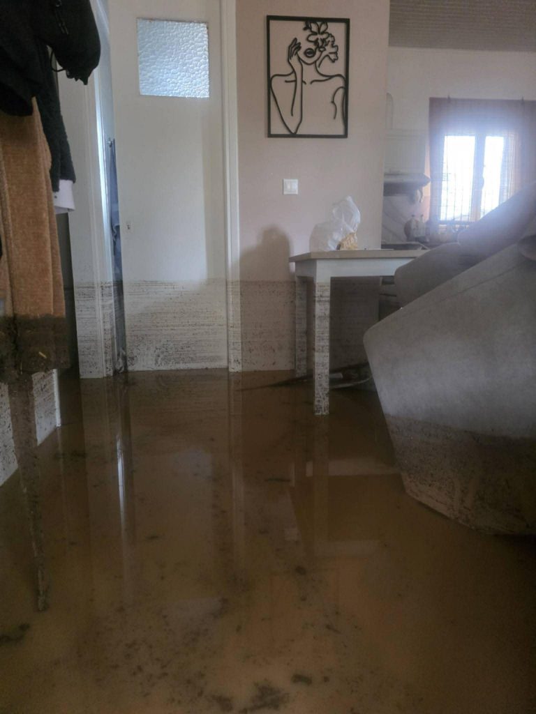Σε αυξημένη επιφυλακή οι Αρχές στην Κυπαρισσία – Πλημμύρισαν σπίτια και φούσκωσαν χείμαρροι