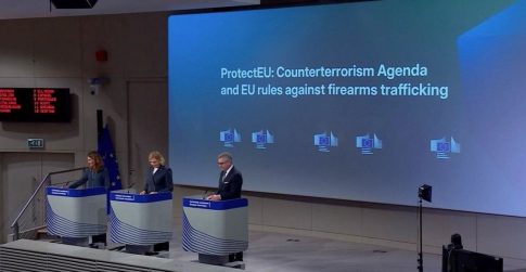 Φύτευσε έλατα στα κεντρικά πάρκα της πόλης ο δήμος Τρίπολης