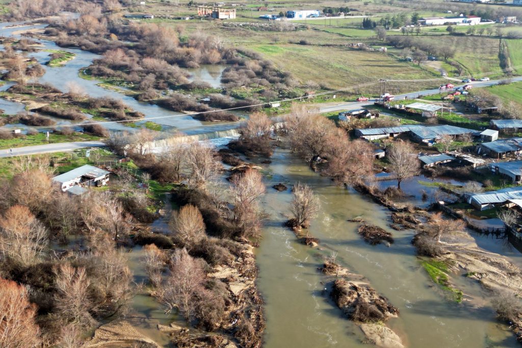 Έναν νεκρό και πολλά προβλήματα άφησε πίσω της η κακοκαιρία – Πού θα βρέξει σήμερα Παρασκευή