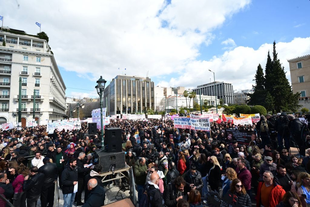 Live – Tραγωδία στα Τέμπη: Mαζικές συγκεντρώσεις και κινητοποιήσεις σε όλη τη χώρα