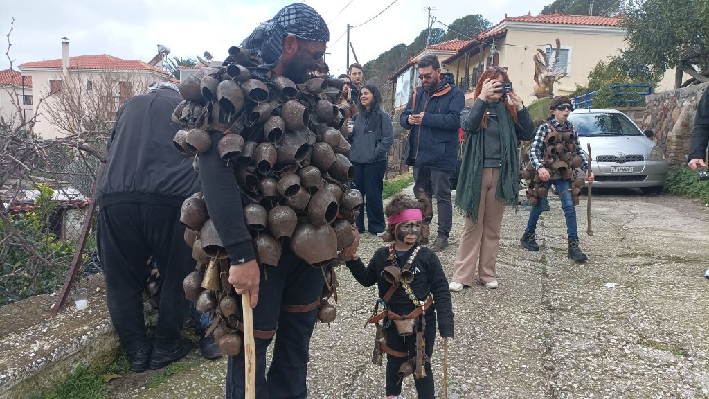 Οι «κουδουνάτοι» της Λέσβου – Το θορυβώδες αποκριάτικο έθιμο του Μεσότοπου