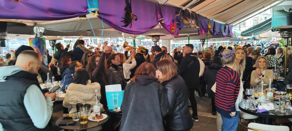 Κοζάνη: Η πόλη των Φανών και της σάτιρας ζει στους ρυθμούς της Παραδοσιακής Αποκριάς