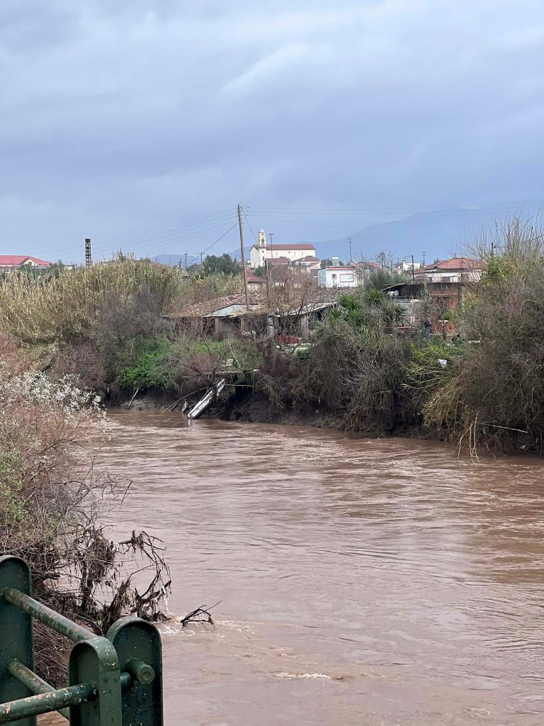 Σημαντικές ζημιές από την κακοκαιρία στη Μεσσηνία – Απεγκλωβισμός τεσσάρων ατόμων από πλημμυρισμένο όχημα