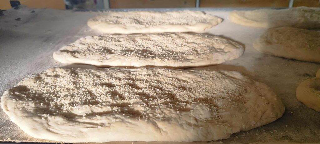 Κοζάνη: 25 χρόνια η γιγαντιαία λαγάνα του Δημήτρη Λαβαντζιώτη – Ένας θεσμός με σάτιρα και παράδοση