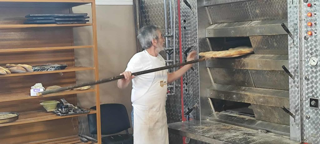 Κοζάνη: 25 χρόνια η γιγαντιαία λαγάνα του Δημήτρη Λαβαντζιώτη – Ένας θεσμός με σάτιρα και παράδοση