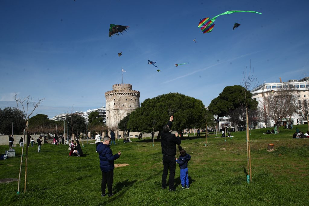 Κούλουμα στη Θεσσαλονίκη με το πέταγμα χαρταετού – Εντυπωσιακές εικόνες από τον «πολύχρωμο» ουρανό της πόλης