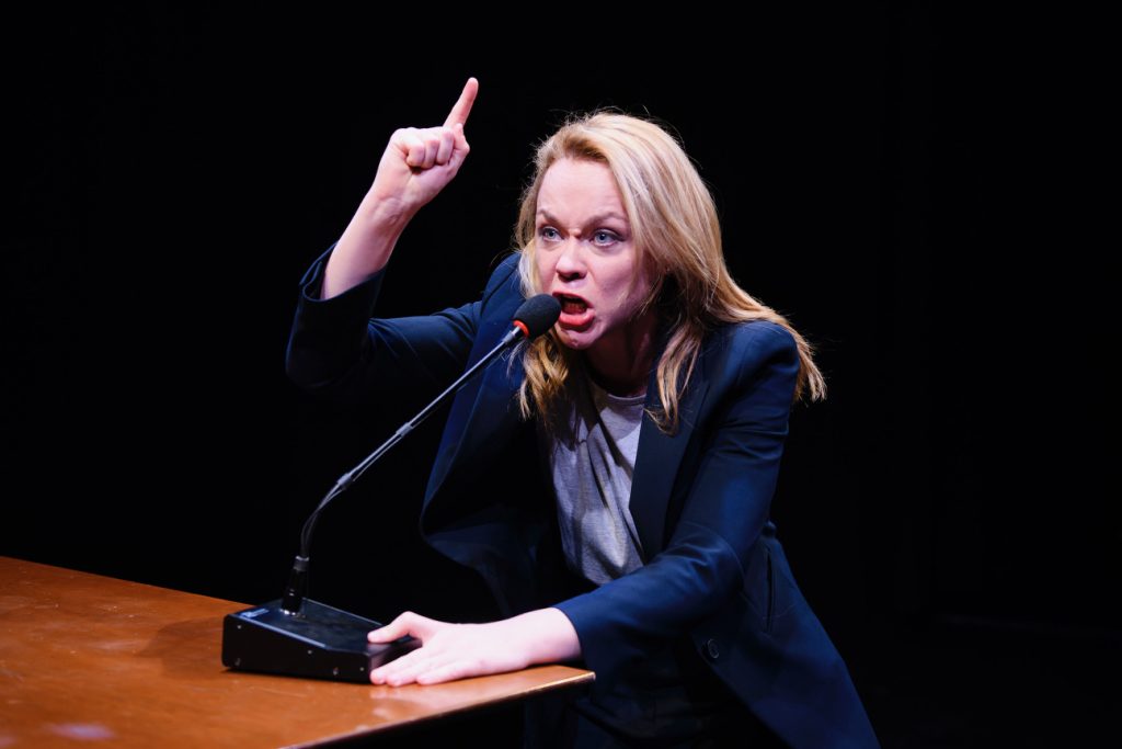 Το παγκόσμιο θεατρικό φαινόμενο «Prima Facie» με τη Λένα Παπαληγούρα επιστρέφει στη Θεσσαλονίκη