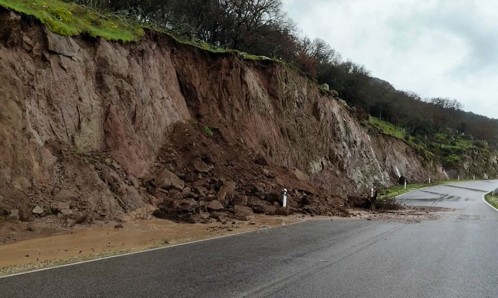 Λέσβος: Κατολίσθηση στο 3ο χιλιόμετρο Σκαλοχωρίου – Ανεμότιας