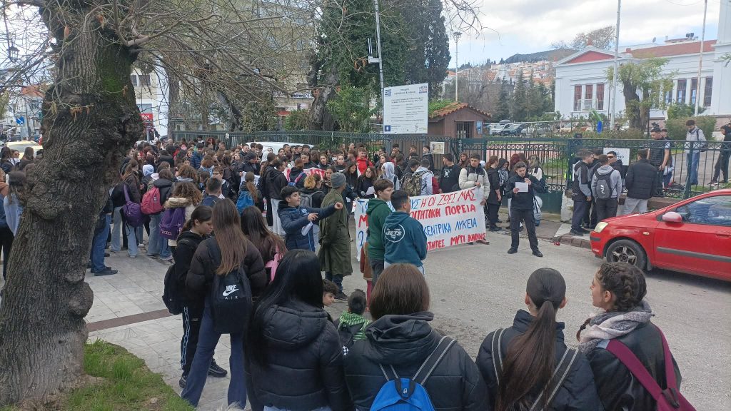 Φοιτητές και μαθητές στους δρόμους για τα τρία χρόνια από την τραγωδία στα Τέμπη – Συλλαλητήρια σε πολλές πόλεις