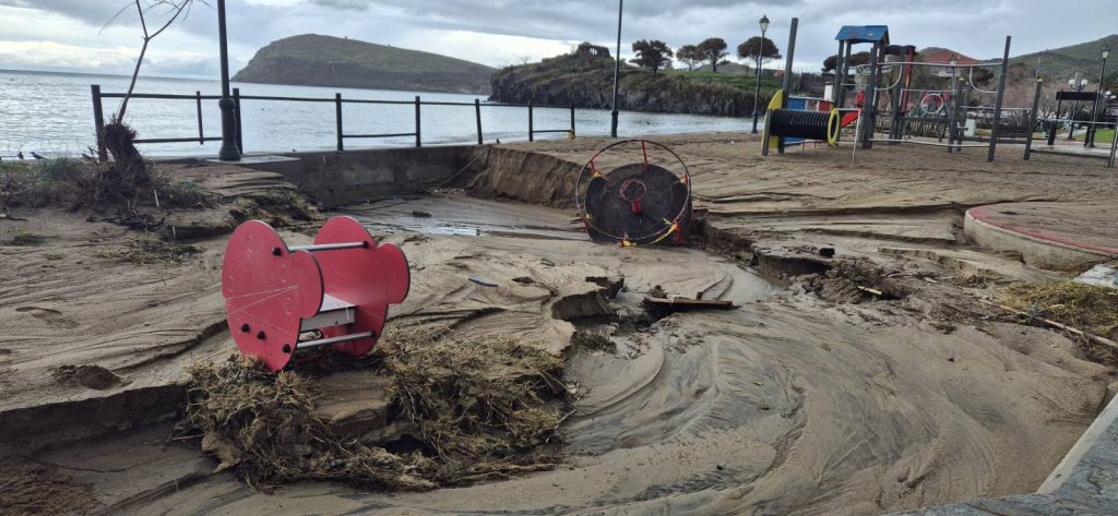 Στο έλεος της κακοκαιρίας η Λήμνος: Πλημμυρισμένοι δρόμοι και σοβαρές ζημιές – Ήχησε το 112
