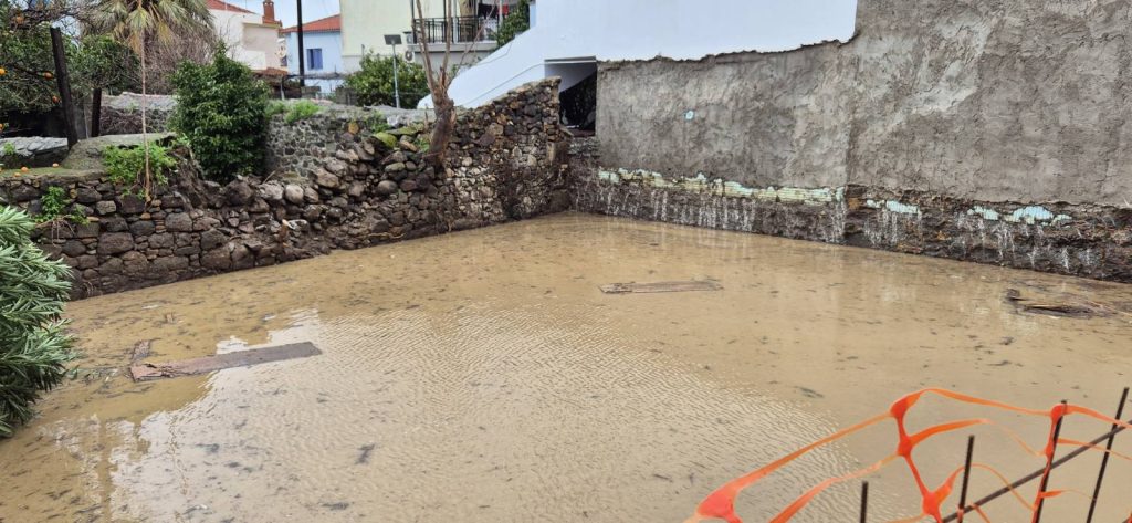 Στο έλεος της κακοκαιρίας η Λήμνος: Πλημμυρισμένοι δρόμοι και σοβαρές ζημιές – Ήχησε το 112