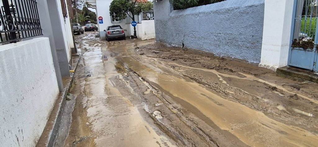 Στο έλεος της κακοκαιρίας η Λήμνος: Πλημμυρισμένοι δρόμοι και σοβαρές ζημιές – Ήχησε το 112