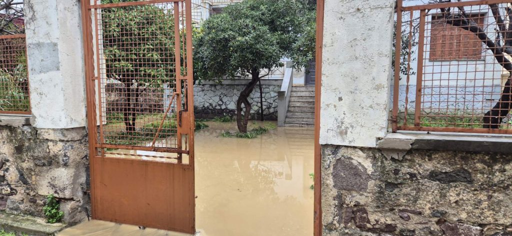 Στο έλεος της κακοκαιρίας η Λήμνος: Πλημμυρισμένοι δρόμοι και σοβαρές ζημιές – Ήχησε το 112