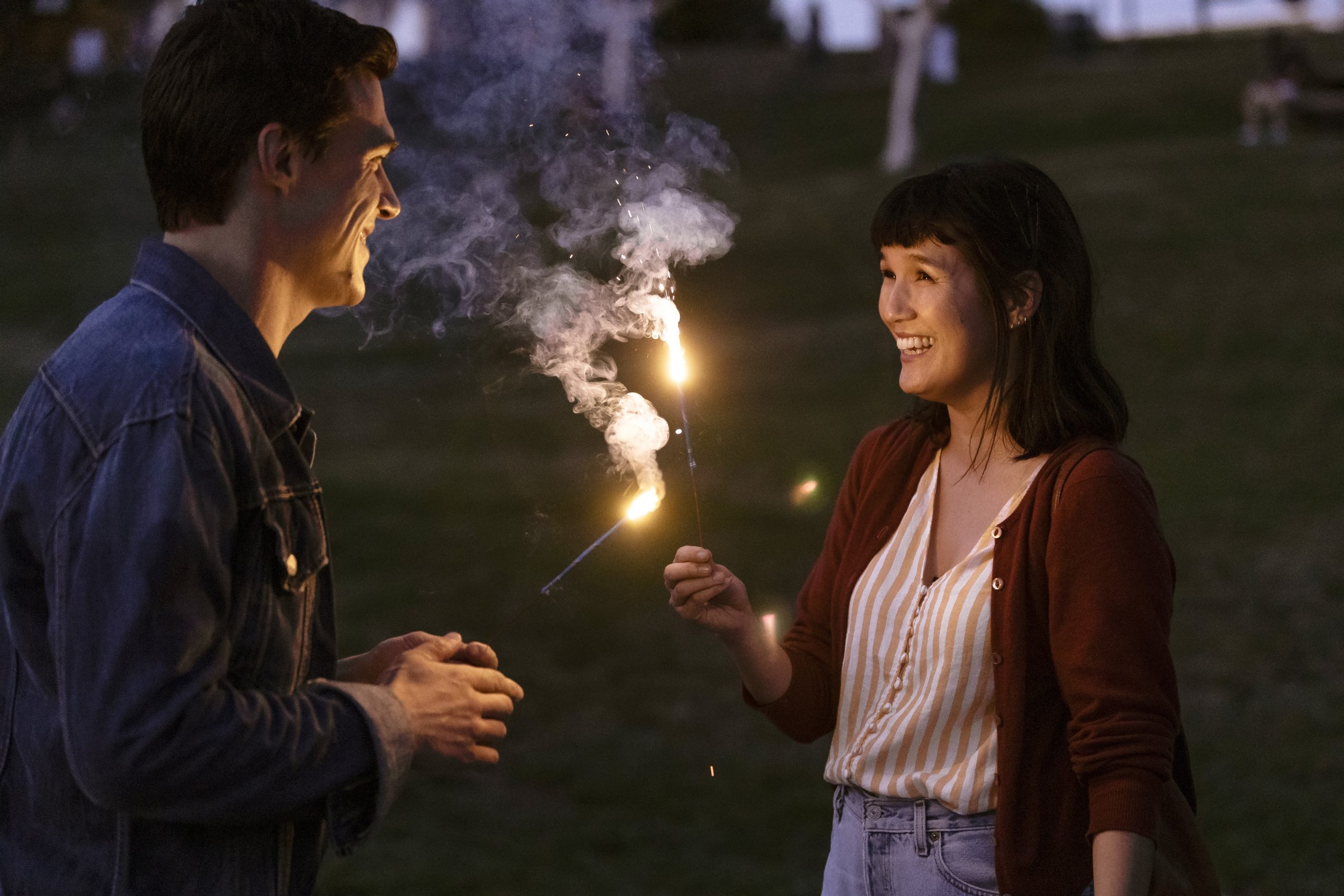 Bart (Finn Wittrock) with Vienna (Zoe Chao) in Sony Pictures' THE LONG WEEKEND. «Ιστορίες Αγάπης» – Αφιέρωμα στους Ερωτευμένους τον Φεβρουάριο στο ERTFLIX